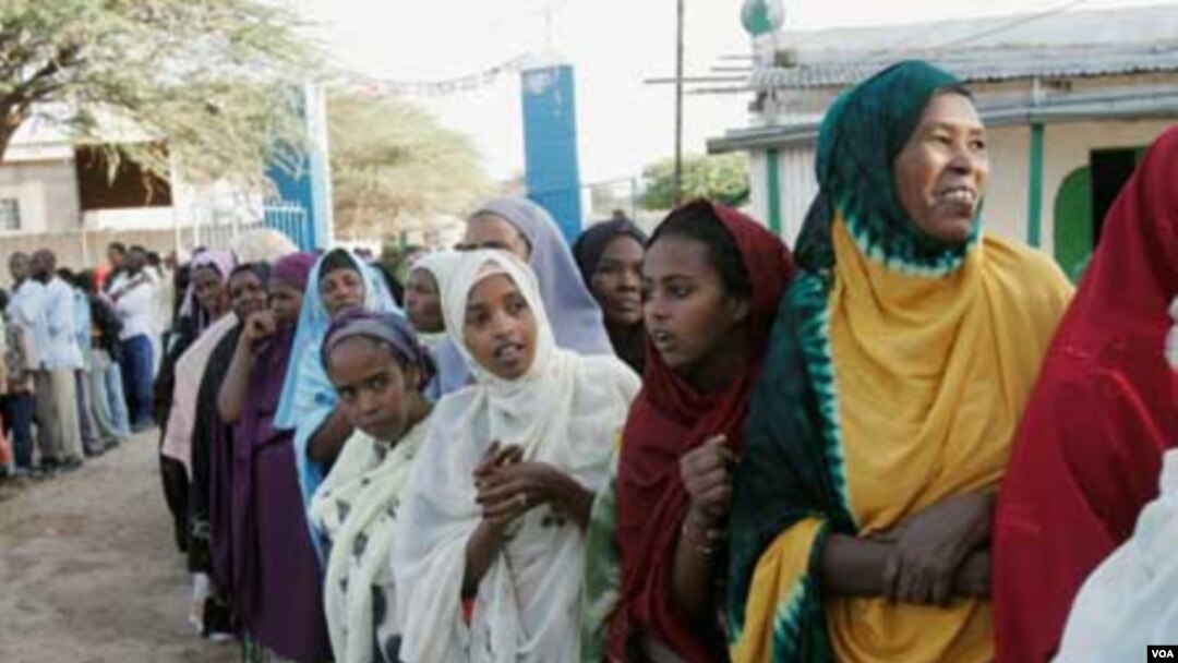 Women wait in line to vote during Somaliland parliamentary elections in 2005 (in Hargeisa).