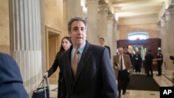 Michael Cohen, mantan pengacara Presiden Donald Trump, kembali ke Capitol Hill dalam kesaksian hari keempat dalam investigasi terhadap bisnis dan kampanye pilpres Trump, di Washington, 6 Maret 2019 (foto: AP Photo/J. Scott Applewhite)