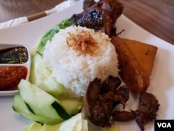 Nasi ayam bakar ala D'jakarta Cafe di Philadelphia (Dok: VOA)