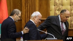 Le négociateur en chef palestinien et secrétaire général de l'Organisation de libération de la Palestine (OLP) Saeb Erekat, au centre, le ministre jordanien des Affaires étrangères Ayman al-Safadi, à gauche, et le ministre égyptien des Affaires étrangères