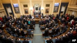 El gobernador de Virginia, el demócrata Terry McCauliffe, pronuncia su discurso sobre el Estado de la Mancomunidad ante una sesión conjunta de la Asamblea de Virginia, en el edificio del Capitolio, en Richmond. Enero 13, 2016.
