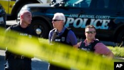 Policías resguardan el área alrededor del edificio donde funciona el diario The Capital Gazette, en Annapolis, Maryland, donde un pistolero mató a cinco personas y dejó varias heridas en un ataque el jueves 28 de junio de 2018.