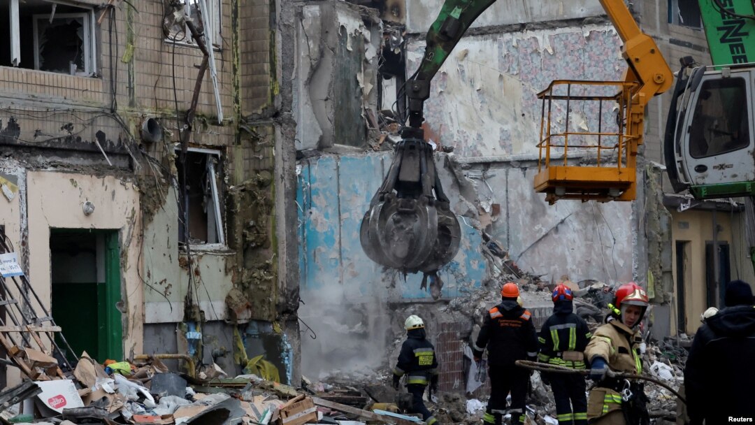 Tim evakuasi bekerja di lokasi reruntuhan apartemen di Dnipro, Ukraina, yang hancur diserang rudal Rusia, pada 16 Januari 2023. (Foto: Reuters/Clodagh Kilcoyne)