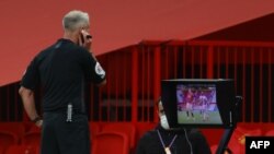 Alkalin Wasa Martin Atkinson yana tantance buhun fanariti a hoton bidiyo