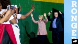 Hillary Clinton participó de un mitin en Virginia junto a uno de los potenciales compañero de fórmula, el senador demócrata Tim Kaine.