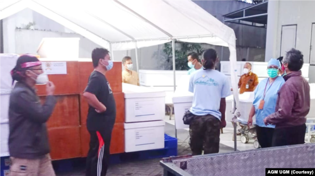 Penyerahan peti produksi relawan AGM UGM ke RSUP dr Sardjito. (Foto: Courtesy/AGM UGM)