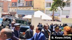 Perezida Paul Biya asuhuza abayobozi ubwo yari ageze aho atorera ku ishuri ry'ibanze mu gace ka Bastos mu murwa mukuru Yaounde ku cyumweru tariki ya 7/10/2018. 