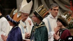 El papa Francisco celebra la misa de Año Nuevo en la basílica de San Pedro, en el Vaticano, el lunes 1 de enero.