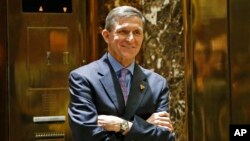 Michael T. Flynn, Penasihat Keamanan Nasional yang dipilih oleh Presiden-terpilih Donald J. Trump menunggu giliran untuk menaiki lift di lobby Trump Tower (12/12). New York City, New York. (foto: AP Photo/Kathy Willens)