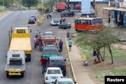 En Ciudad Guayana, Venezuela, conductores esperan para comprar combustible en una estación de gasolina de la petrolera estatal Pdvsa, el 17 de mayo de 2019.