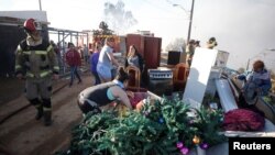 Los residentes de los cerros en Valparaíso huyen de las llamas el 24 de diciembre de 2019.