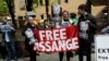 Para pendukung Julian Assange berunjuk rasa di luar gedung pengadilan Southwark Crown, London, saat pendiri WikiLeaks itu disidang, 1 Mei 2019. 