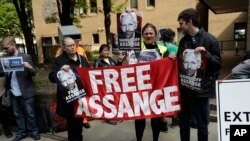 Para pendukung Julian Assange berunjuk rasa di luar gedung pengadilan Southwark Crown, London, saat pendiri WikiLeaks itu disidang, 1 Mei 2019. 