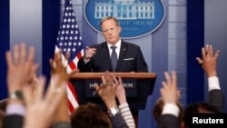 លោក Sean Spicer ប្រធាន​ផ្នែក​ព័ត៌មាន​នៃ​សេតវិមាន ទទួល​សំណួរ​មួយ​ ក្នុង​ពេល​ធ្វើ​សន្និសីទ​ព័ត៌មាន​មួយ​នៅ​ក្នុង​សេតវិមាន រដ្ឋធានី​វ៉ាស៊ីនតោន កាលពី​ថ្ងៃទី៣០ ខែឧសភា ឆ្នាំ២០១៧។