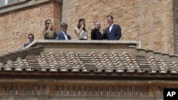 El padre Jordi Bertomey, segundo desde la derecha, junto a víctimas de abuso sexual chilenas José Andrés Murillo (izquierda), James Hamilton (tercero desde la izquierda), y Juan Carlos Cruz (derecha) miran hacia la Plaza de San Pedro durante la plegaria Regina Coeli celebrada por el papa Francisco. Abril 29 de 2018.