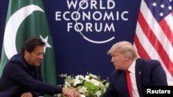 Presiden Donald Trump bersalaman dengan Perdana Menteri Pakistan Imran Khan dalam pertemuan bilateral di sela-sela Forum Perekonomian Dunia ke-50 di (World Economic Forum/WEF) di Davos, Switzerland, 21 Januari 2020. (Foto: Reuters)