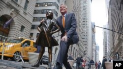 纽约市长白思豪（Bill de Blasio）在举行新闻发布会前和无畏女孩像合影（2017年3月27日）