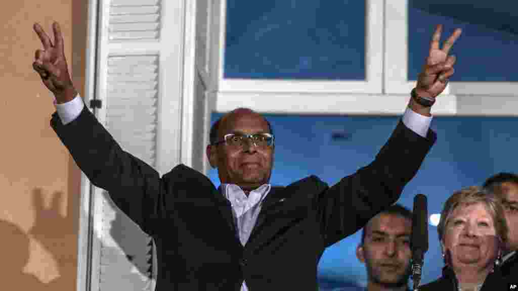 Président tunisien sortant, Moncef Marzouki a reconnu la victoire de son adversaire Béji Caïd Essebsi après la proclamation des résultats lundi 22 décembre 2014. Sur la photo, il fait le signe &quot;V de la victoire&quot;avant un discours dimanche 21 décembre 2014.