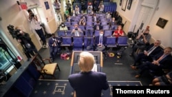 El presidente Donald Trump en la sala James S. Brady, se dirige a los periodistas, que mantienen las distancias por indicación de la Asociación de Corresponsales de la Casa Blanca.