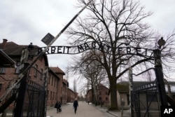 La gente visita el Memorial y Museo de Auschwitz-Birkenau, un antiguo campo de concentración y exterminio nazi, en Oswiecim, Polonia, el domingo 26 de enero de 2025. (Foto AP/Czarek Sokolowski)