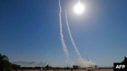 Hệ thống phòng thủ "Vòm sắt" của Israel được kích hoạt để đánh chặn một tên lửa phóng từ Dải Gaza. Hàn Quốc đang có kế hoạch trang bị một hệ thống tương tự.