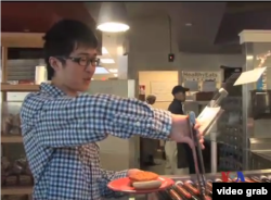 王子豪喜歡吃雞肉三文治和熱狗