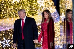 El presidente Donald Trump y su esposa Melania luego de la ceremonia de iluminación del Árbol de Navidad Nacional.