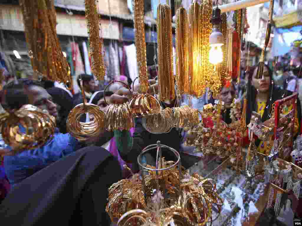 Women select jewelery at a marketplace ahead of the Eid al-Adha festival in Srinagar, India, Sept. 23, 2015.