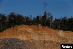 Coal mining causes environmental damage near Samarinda, East Kalimantan Province (Photo: Reuters).