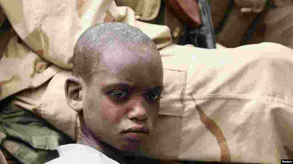 Un garçon qui, selon l&#39;armée tchadienne, est le fils d&#39;un combattant de Boko Haram que l&#39;armée tchadienne tué pendant la bataille, à Gambaru, le 26 février 2015.