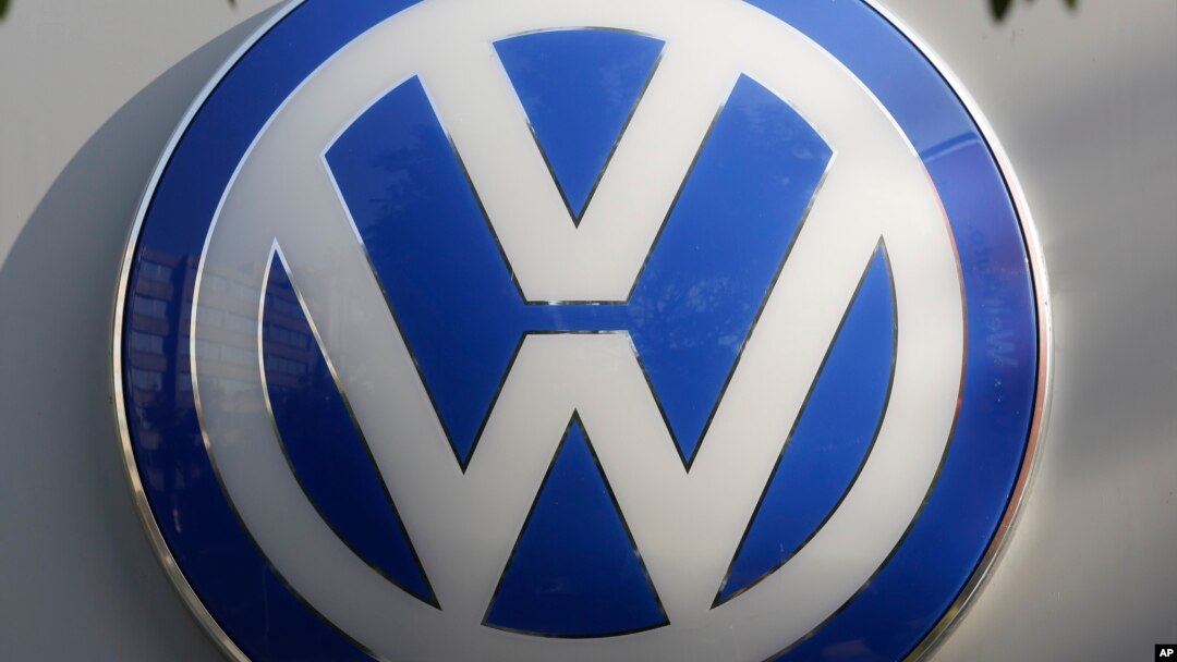 Ký hiệu VW của hãng xe ô tô Volkswagen được treo ở tòa nhà bán lẻ của hãng ở Berlin, Đức, ngày 5/10/2015.