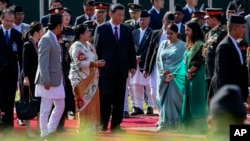 资料照片: 2019年10月13日尼泊尔总统比迪亚·德维·班达里(中左)在尼泊尔加德满都特里布万国际机场送别结束访问的中国国家主席习近平(中)