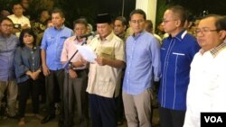 Capres-cawapres 02 Prabowo Subianto-Sandiaga Uno dalam pernyataan pers di Jakarta, Kamis malam (27/6) menyatakan menerima putusan MK tentang sengketa hasil pilpres 2019. (Foto: VOA/Ghita Intan)