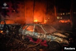 Mobil yang hancur terlihat di samping bangunan tempat tinggal yang rusak akibat serangan drone Rusia di Odesa, Ukraina, 17 Januari 2024. (Foto: via Reuters)