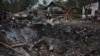 Киев. Воронка от взрыва российской ракеты.