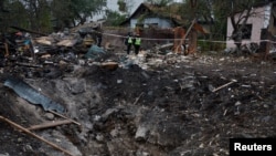 Киев. Воронка от взрыва российской ракеты.