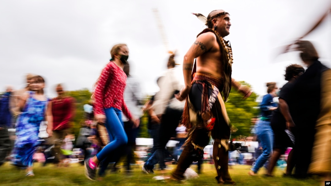 FILE - Tatanka Gibson dari Suku Haliwa-Saponi/Nansemond memimpin peserta menari dalam pertemuan memperingati Hari Masyarakat Adat di Penn Treaty Park di Philadelphia, 11 Oktober 2021.