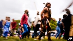 FILE - Tatanka Gibson dari Suku Haliwa-Saponi/Nansemond memimpin peserta menari dalam pertemuan memperingati Hari Masyarakat Adat di Penn Treaty Park di Philadelphia, 11 Oktober 2021.