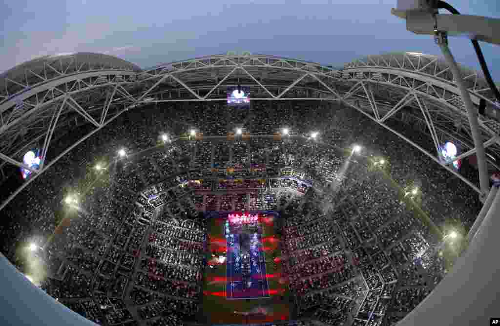 Singer Kelly Clarkson performs before the opening night session during the first round of the U.S. Open tennis tournament, Aug. 27, 2018, in New York.