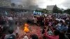 Personas indígenas queman incienso y encienden velas en una marcha para exigir la renuncia de la fiscal general de Guatemala, Consuelo Porras, en Ciudad de Guatemala, el 18 de septiembre de 2023. 