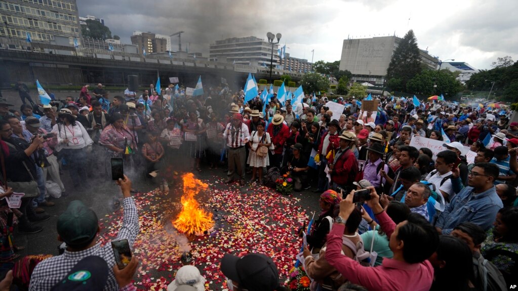 Personas indígenas queman incienso y encienden velas en una marcha para exigir la renuncia de la fiscal general de Guatemala, Consuelo Porras, en Ciudad de Guatemala, el 18 de septiembre de 2023. 