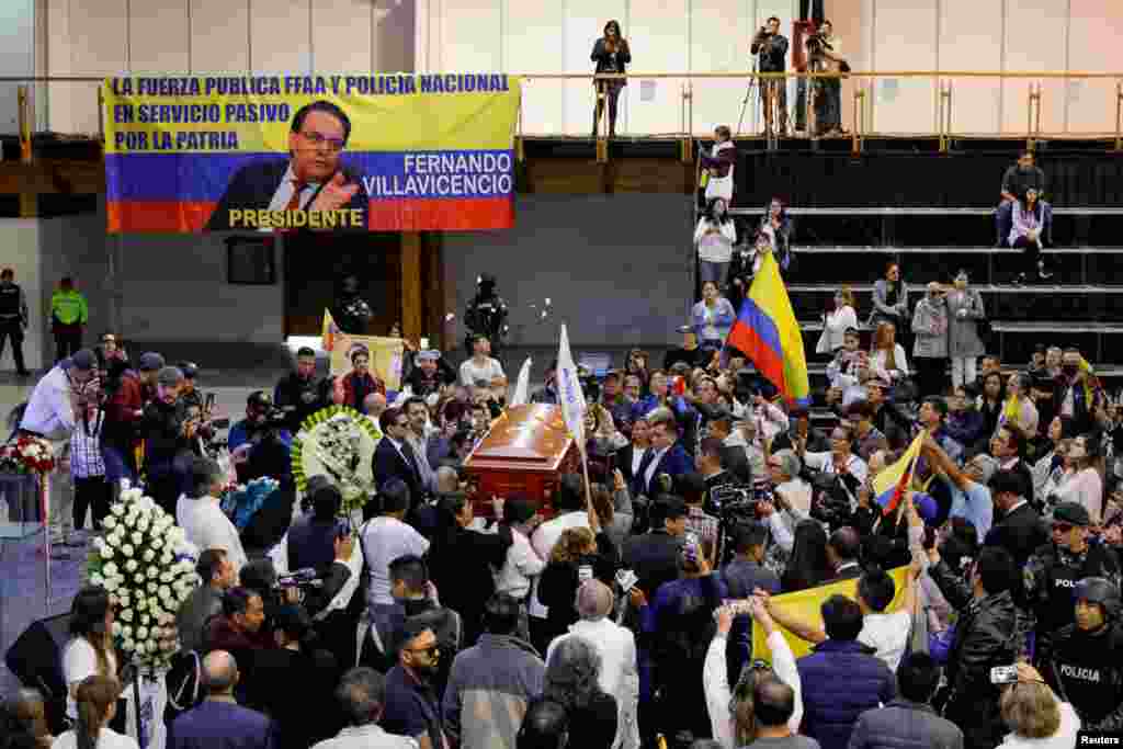 En el sepelio han participado familiares, amigos, personas cercanas y políticos como el también candidato presidencial Xavier Hervás, en medio de estrictas medidas de seguridad.