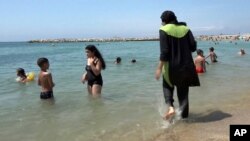 Nissrine Samali, 20, berenang di laut di Marseille, Perancis selatan, dengan mengenakan baju renang syariah, burkini. (Foto: Dok)