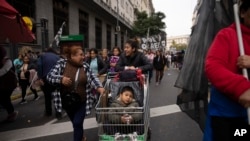 Manifestantes desfilan en Buenos Aires en demanda de empleos, beneficios sociales para los desempleados y otras medidas del gobierno para soportar la inflación, el 24 de agosto de 2023.