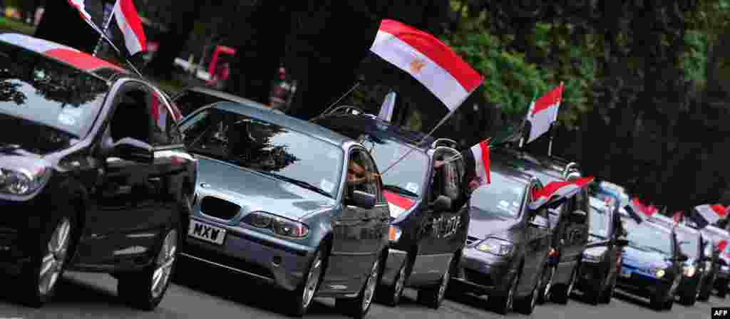 埃及被推翻的總統穆支持穆爾西的示威者8月17日在倫敦市中心舉行集會，反對鎮壓抗議者。示威者從車窗裡打出埃及的國旗。
