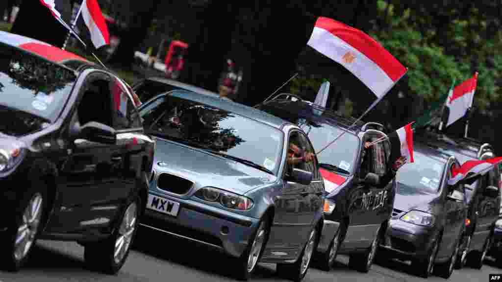 Demonstrators supporting Egypt's ousted president Mohamed Morsi fly Egyptian flags from their car windows during a rally against the crackdown on protesters in Egypt in central London on August 17, 2013. 