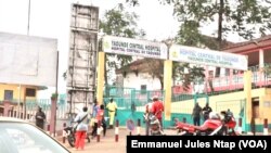 Façade principale de l’hôpital central de Yaoundé où est logé l’hôpital du jour spécialisé pour la prise en charge des patients atteints du VIH, à Yaoundé, le 5 juillet 2021. (VOA/Emmanuel Jules Ntap)