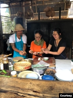 Julia Suparman (tengah) dan Patricia (kanan) saat mengikuti kursus membuat sate lilit di Bali. (foto: pribadi)