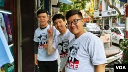 26일 도널드 트럼프 미국 대통령과 김정은 북한 국무위원장의 얼굴이 그려진 티셔츠를 입은 하노이 시민들이 취재진을 향해 포즈를 취하고 있다. 