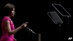 First lady Michelle Obama speaks at a campaign event for Sen. Russ Feingold in Milwaukee, 13 Oct 2010